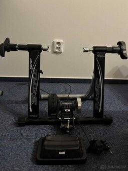 Trenažér na silniční kolo Force