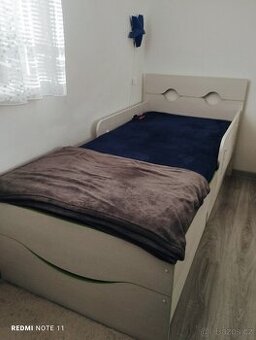 Postel, komoda, skříň, police