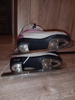 Prodám dívčí brusle