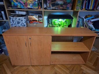 Dřevěná skříňka s dvířky a policovým dílem