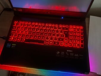 Acer Nitro 5 Shale Black top stav