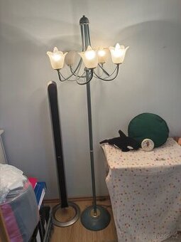 Kovová stojací lampa