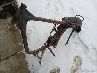 Jawa 350 kyvačka rám se štítkem