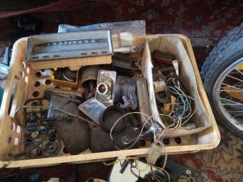 Prodám tři bedny dílů na Žigula a asi Moskviče