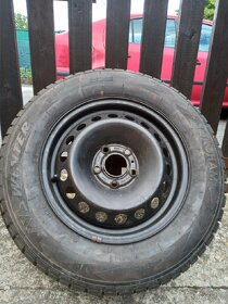 1x zimní pneu s diskem