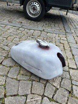 Suzuki GT250, nadrz, bez koroze, připravena na nastrik - 1