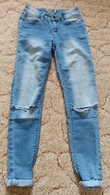 Světle modré skinny džíny s dírami na kolenou, vel. 24/XXS