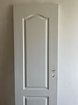 Prodám plné interiérové levé bílé dveře 64,6 cm Claudius