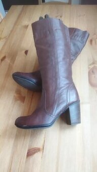 Prodám moc hezké hnědé kozačky nahoře s náplety