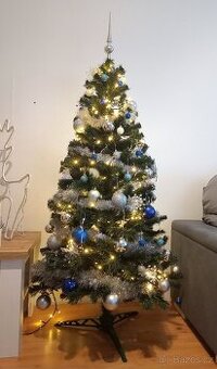 Prodám vanocni stromek umělý včetně ozdob