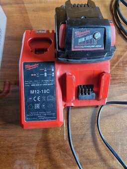 MILWAUKEE Inteligentní nabíječka M12-18 C+akumulátor