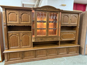 Zdobená dubová rustikální stěna 330cm