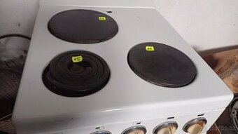 elektrický sporák.