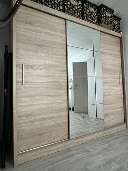 Šatní skříň 235x215x60