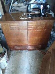 Šicí stroj skříňkový Lada