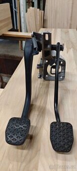 Spojkový a brzdový pedál z BMW Z4 e89, r.v. 2010