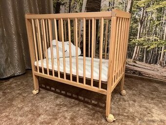 Malá dětská postýlka s matrací  cca 84 x 48 x 83 cm