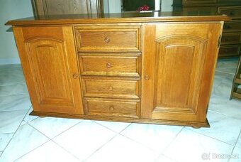 rustikální třídveřová komoda s řadou šuplíků uprostřed