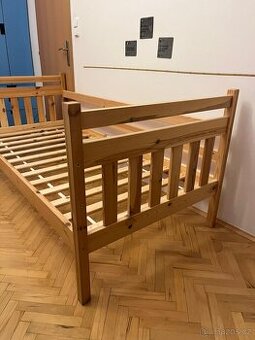 Masivní postel ze severského smrku na matraci 90x200