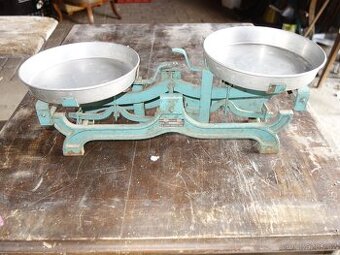 Staré kovové váhy, veliké