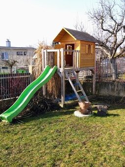 Dětský zahradní domek se skluzavkou