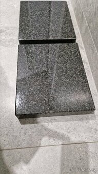 Mramorové podstavce pod repro