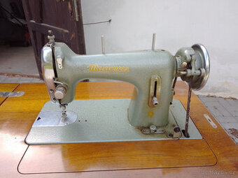 Šlapací šicí stroj