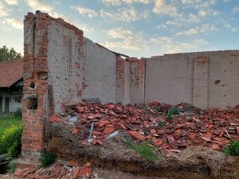 Staré cihly že 100 leté stodoly