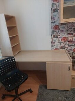 Psací stůl, židle a regálek
