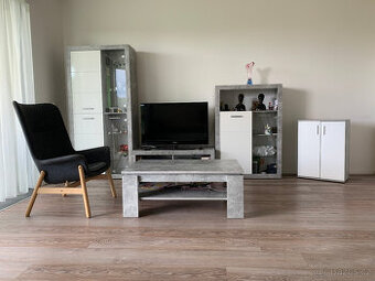 Elegantní obývací stěna s dekorem šedého mramoru