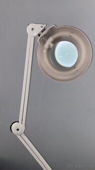 Kosmetická lampa s lupou