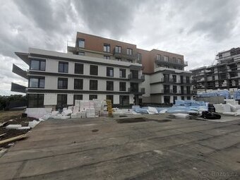 1KK Praha Řeporyje s terasou a předzahrádkou (zvýšené přízem - 1