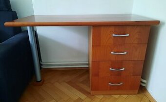 Psací stůl z třešňového dřeva
