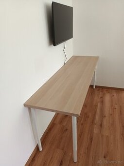 Pracovní nebo jídelní stůl