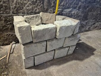 Pískovec štípaný kvádr, komín, ručně štípané