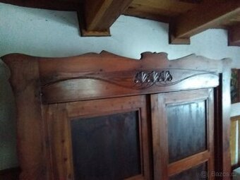 Starožitná šatní skříň