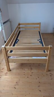 Dřevěná postel s roštem