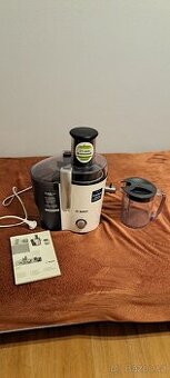 Odšťavňovač značky Bosch na ovoce a zeleninu.