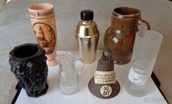 Poháry, šejkr, džbánky a zvonek