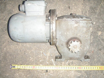 EElektromotor 380 v +šnekova převodovka převod asi 40 ot/min