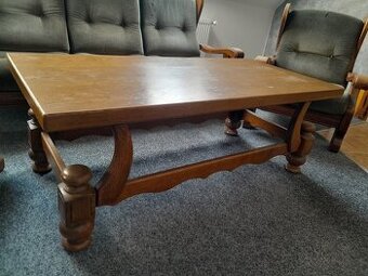 Masivní konferenční stůl