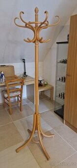 Věšák stojanový z masivu.