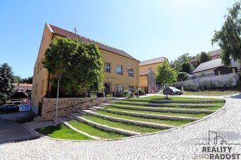 Rodinný dům 5+kk se zahradou a sklepem – klidné bydlení 15 m - 1