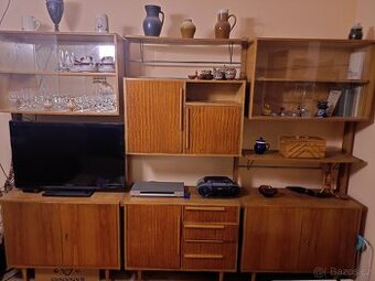 Skříňky, obyváková stěna