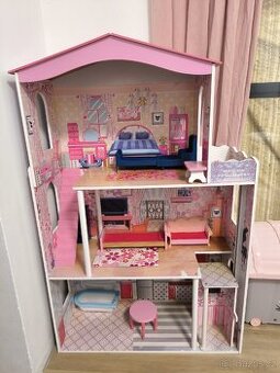 Dřevěný domeček pro panenky na hraní s výtahem