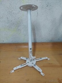 Univerzální stropní držák na projektor.