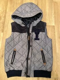 Chlapecká prošívaná vesta s kapucou vel. 134