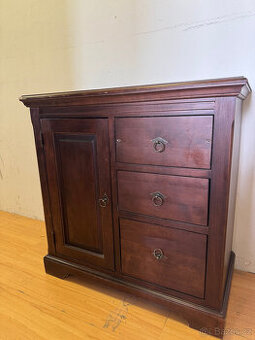 Dřevěná komoda massive