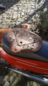 Plech sedla Jawa pérák