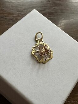 Zlatý přívěsek pavouček